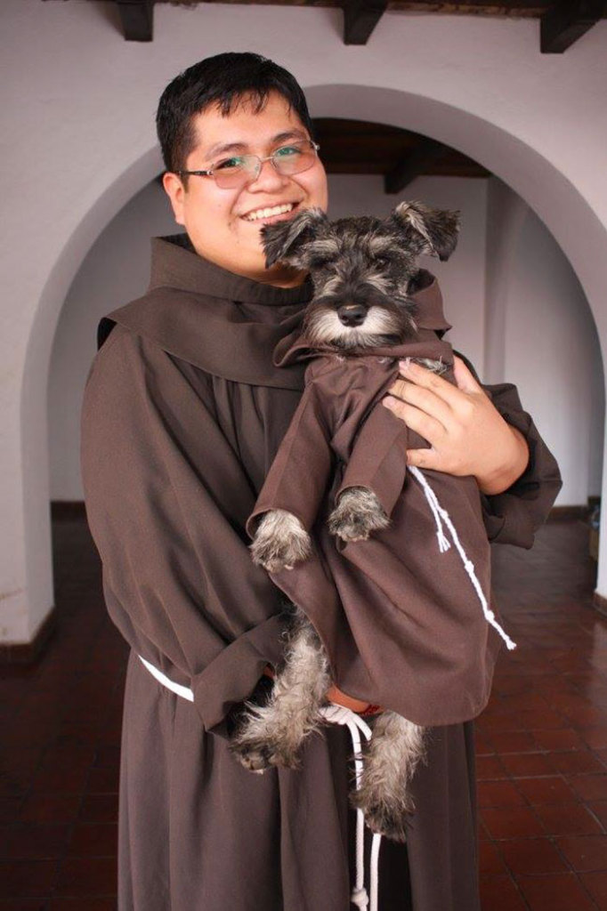 Bigotón foi resgatado por um convento franciscano e é tratado com todo o amor do mundo pelos demais frades. Ele até tem uma roupinha especial!