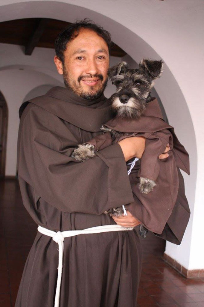 Bigotón foi resgatado por um convento franciscano e é tratado com todo o amor do mundo pelos demais frades. Ele até tem uma roupinha especial!