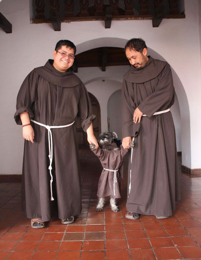 Bigotón foi resgatado por um convento franciscano e é tratado com todo o amor do mundo pelos demais frades. Ele até tem uma roupinha especial!