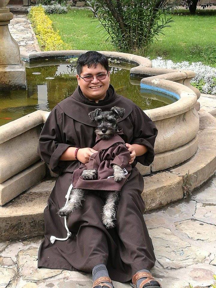 Cachorro vira monge na Bolívia