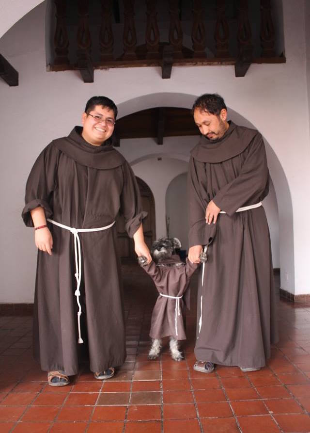 Cachorro vira monge na Bolívia