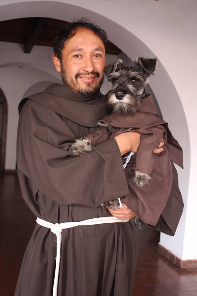 Cachorro vira monge na Bolívia
