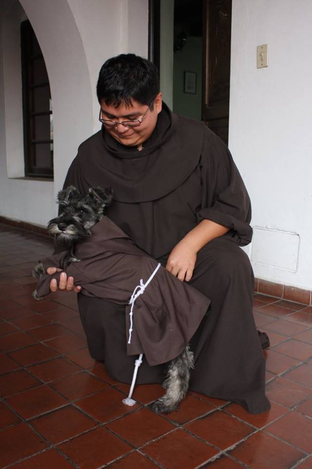 Cachorro vira monge na Bolívia