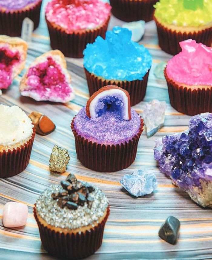 Pode morder, viu? Essas belezinhas são feitas com cristais de açúcar coloridos, inspiração básica de gemas e pedras preciosas
