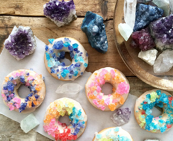 Pode morder, viu? Essas belezinhas são feitas com cristais de açúcar coloridos, inspiração básica de gemas e pedras preciosas