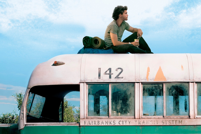 Christopher McCandless, filho de pais ricos, se forma na universidade de Emory como um dos melhores estudantes e atletas. Porém, em vez de em embarcar em uma carreira prestigiosa e lucrativa, ele escolhe doar suas economias para caridade, livrar-se de seus pertences e viajar pelo Alasca.