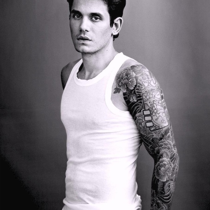 Cantor, guitarrista e compositor, John Mayer é adepto do estilo japonês de tatuagens, com peônias, flores de cerejeira e outros motivos orientais. 