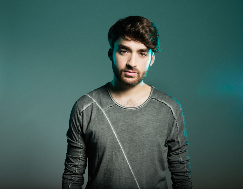 O Dj e produtor holandês Oliver Heldens se destaca com hits nas paradas e milhões de reproduções de suas músicas. Ele está na vanguarda de uma nova geração de estrelas da house music.