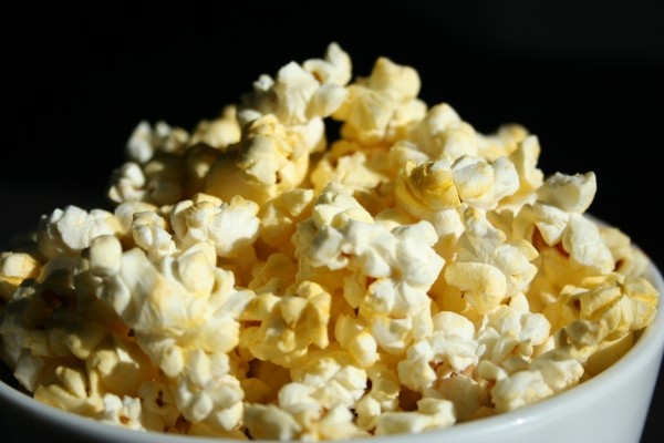 Aquele cheirinho de manteiga no cinema é aromatizante. A pipoca oferecida na maioria dos locais é feita com óleo de soja