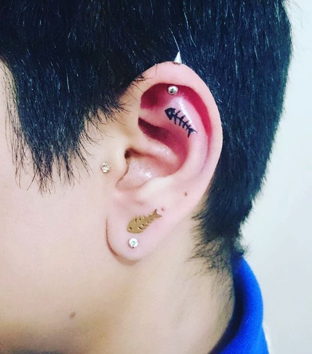 Flores, formas geométricas, corações... Vejas ideias discretas para tatuar as orelhas