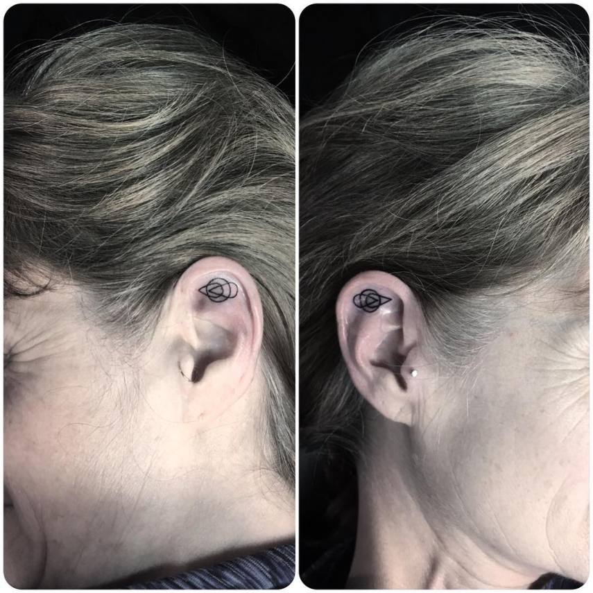 Flores, formas geométricas, corações... Vejas ideias discretas para tatuar as orelhas