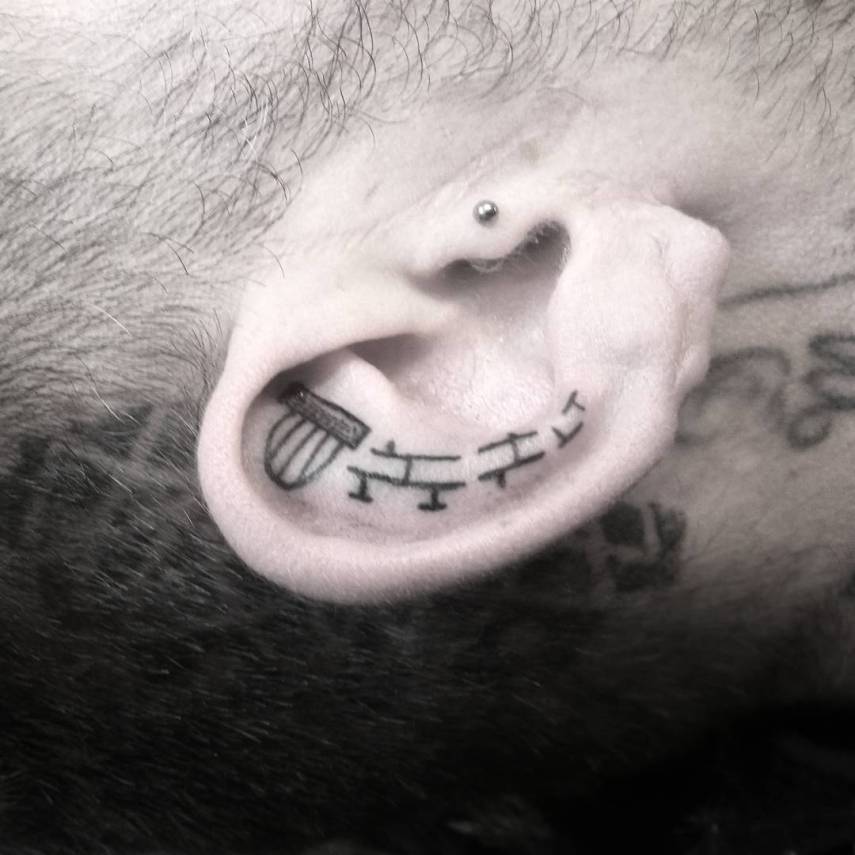Flores, formas geométricas, corações... Vejas ideias discretas para tatuar as orelhas