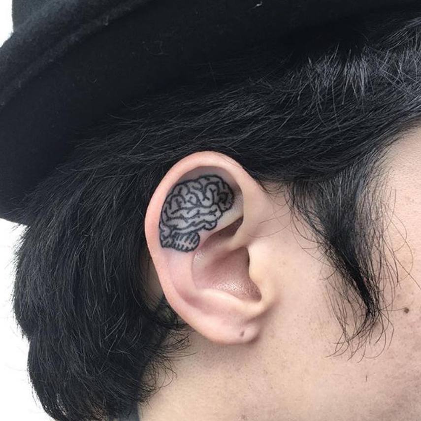 Flores, formas geométricas, corações... Vejas ideias discretas para tatuar as orelhas