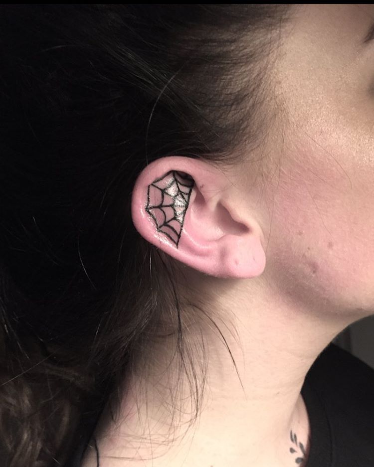 Flores, formas geométricas, corações... Vejas ideias discretas para tatuar as orelhas