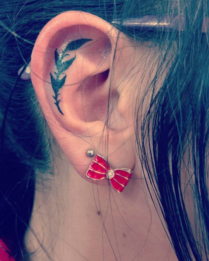 Flores, formas geométricas, corações... Vejas ideias discretas para tatuar as orelhas