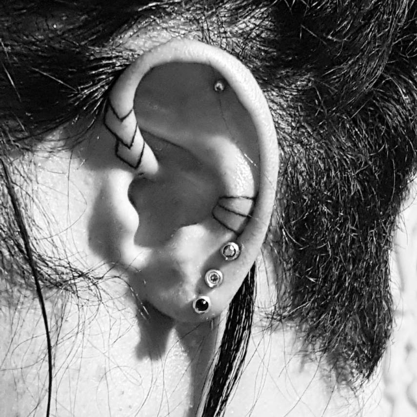 Flores, formas geométricas, corações... Vejas ideias discretas para tatuar as orelhas