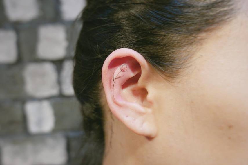 Flores, formas geométricas, corações... Vejas ideias discretas para tatuar as orelhas