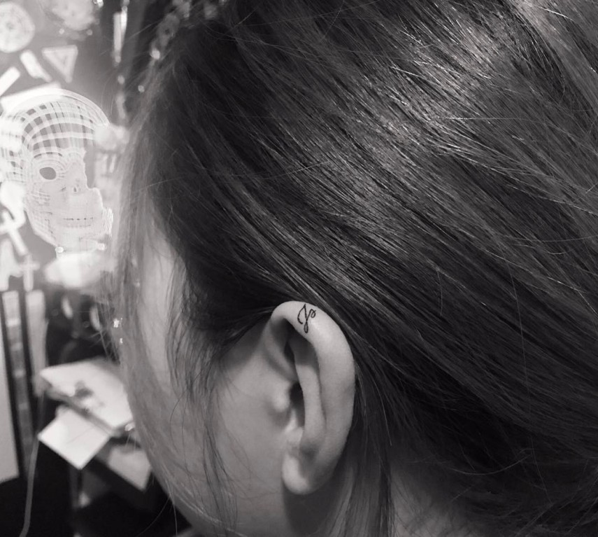 Flores, formas geométricas, corações... Vejas ideias discretas para tatuar as orelhas