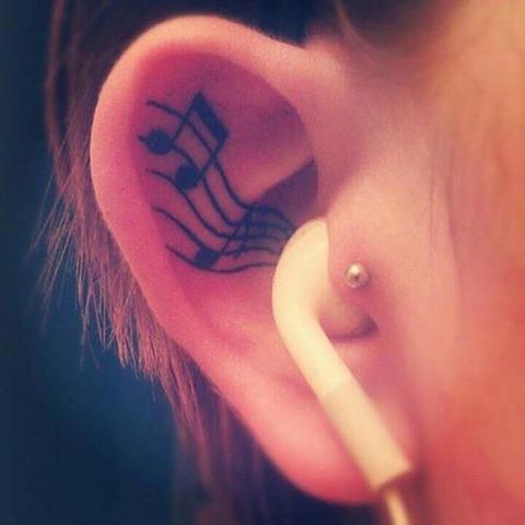 Flores, formas geométricas, corações... Vejas ideias discretas para tatuar as orelhas