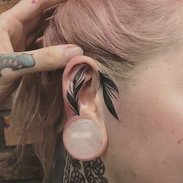 Flores, formas geométricas, corações... Vejas ideias discretas para tatuar as orelhas