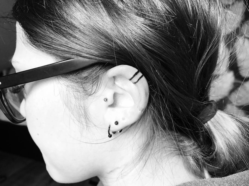 Flores, formas geométricas, corações... Vejas ideias discretas para tatuar as orelhas