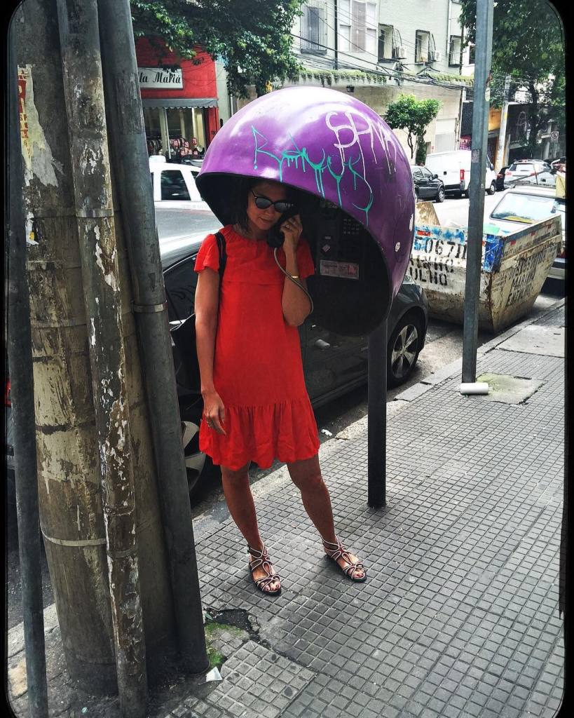 Katie Holmes aproveita greve geral para passear em São Paulo