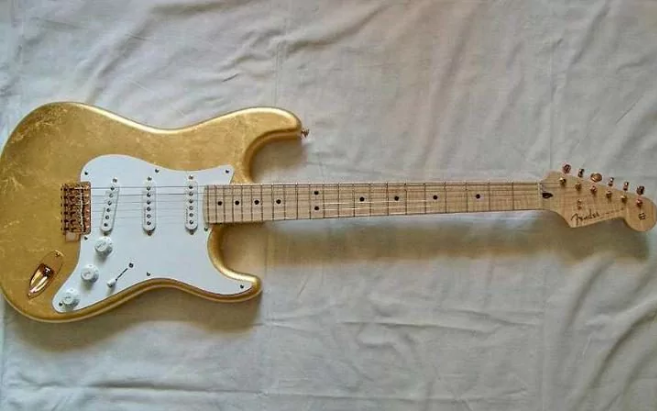 Valor: $455,550. Em 1996, para o 50º aniversário da Fender, Eric Clapton criou essa guitarra banhada em 23 quilates de ouro. 