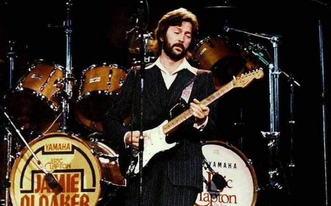 Valor: $959,500. Em 1970, Eric Clapton passou a tocar somente em guitarras Stratocaster, da Fender. O músico comprou seis modelos vintage em uma loja por US$100 cada. Ele deu uma para George Harrison, outra para Pete Townshend e Steve Winwood, e desmontou as outra três restantes para fazer uma única guitarra, que a chamou de 'Blackie'. 