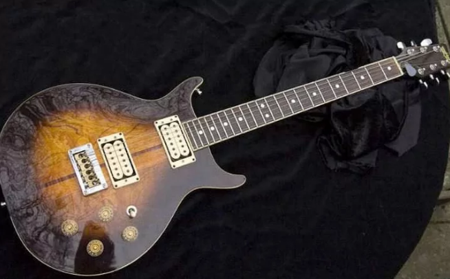 Valor: $1,2 milhão. Esta guitarra é considerada propriedade do governo da Jamaica. É uma das sete guitarras existentes usadas pelo ícone do reggae. 