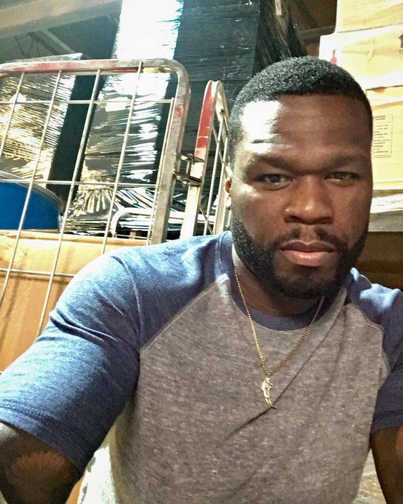 O rapper 50 Cent foi baleado NOVE VEZES em 2000, inclusive no rosto. Sobreviveu para contar a história.