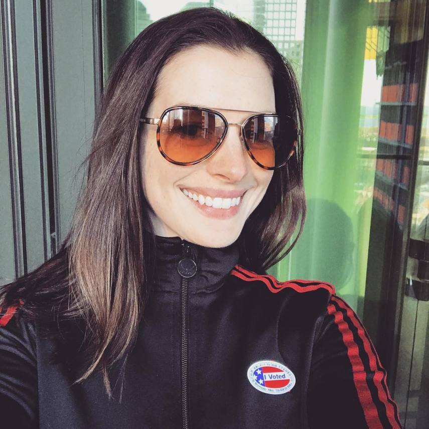 Anne Hathaway quase se afogou durante as férias no Havaí, em 2014. Ela estava nadando tranquilamente quando foi arrastada para a rebentação. Um surfista conseguiu alcançá-la e trazê-la para a areia.