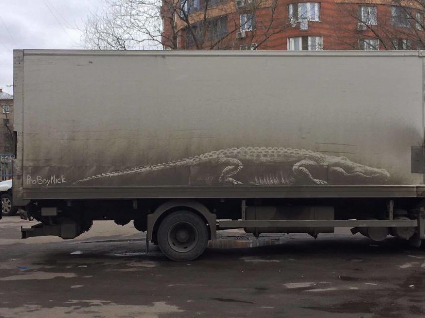 Nikita Golubev transforma a sujeira de automóveis em obras de arte nas ruas de Moscou