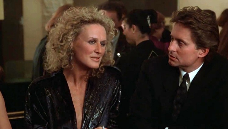 No filme de 1987, havia uma dúvida sobre o desfecho de Alex (Glenn Close). Em uma versão filmada e descartada, ela se suicida, mas acaba forjando um assassinato para incriminar Dan (Michael Douglas). Beth (Anne Archer), mulher de Dan, acaba encontrando uma fita que inocenta o marido.