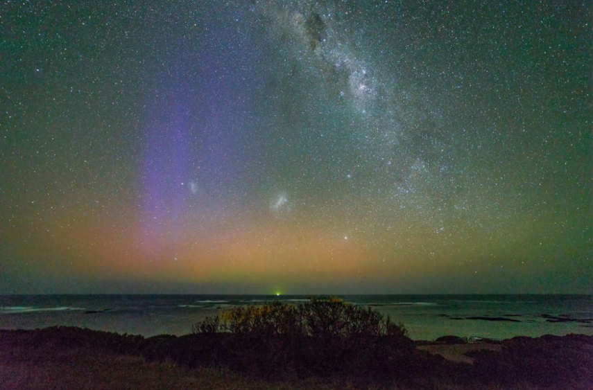 A beleza das cores dessa aurora foi vista no iluminado céu da Austrália e Philip Dubbin conseguiu fazer um timelapse lindo deste momento.