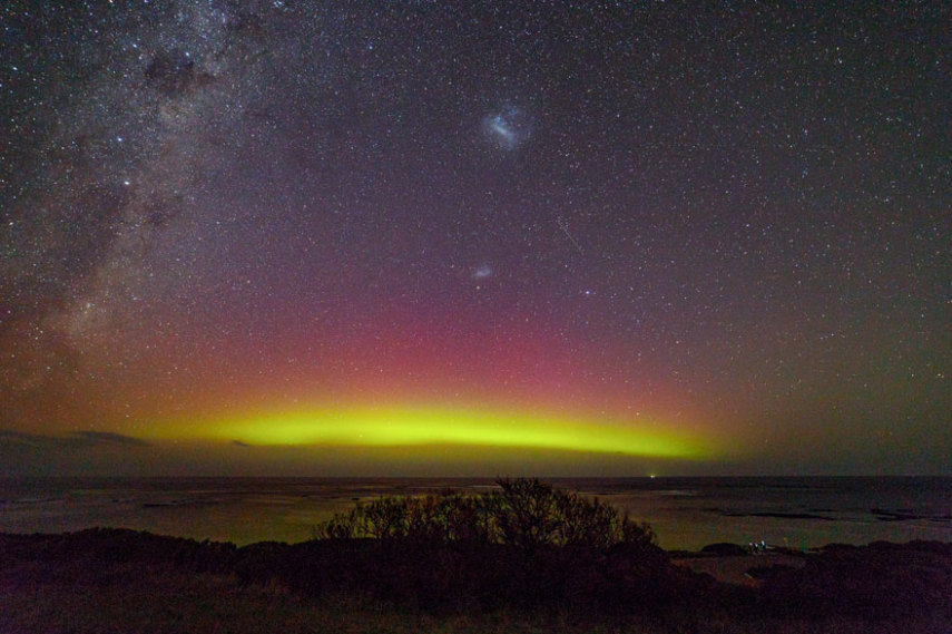 A beleza das cores dessa aurora foi vista no iluminado céu da Austrália e Philip Dubbin conseguiu fazer um timelapse lindo deste momento.