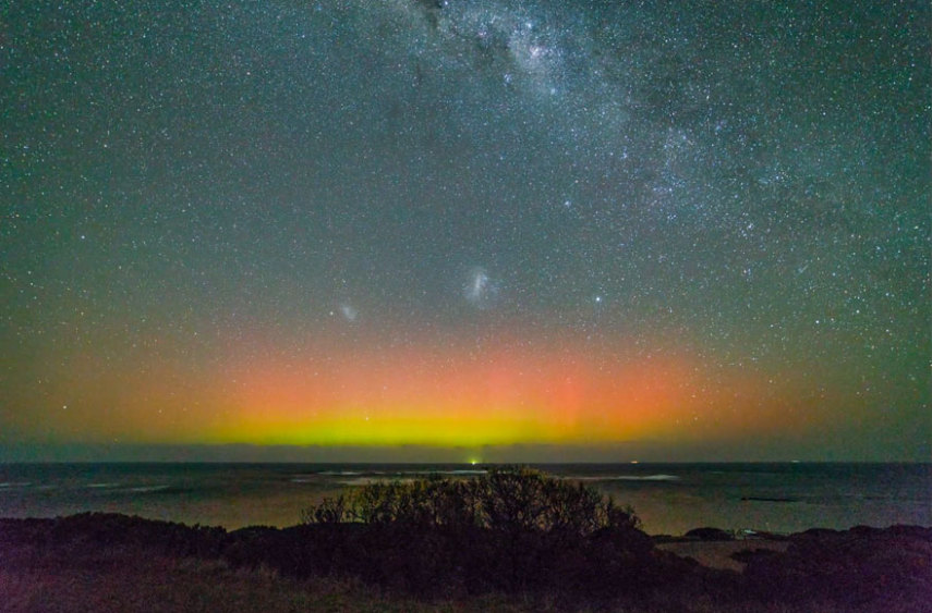 A beleza das cores dessa aurora foi vista no iluminado céu da Austrália e Philip Dubbin conseguiu fazer um timelapse lindo deste momento.