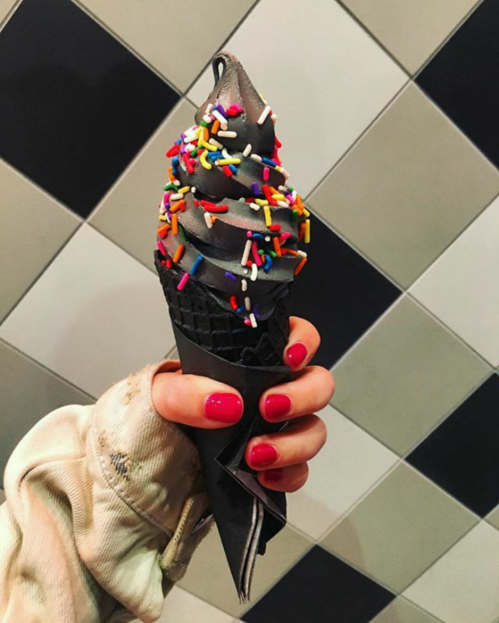 Sorvete preto se transforma na última moda da gastronomia fast food