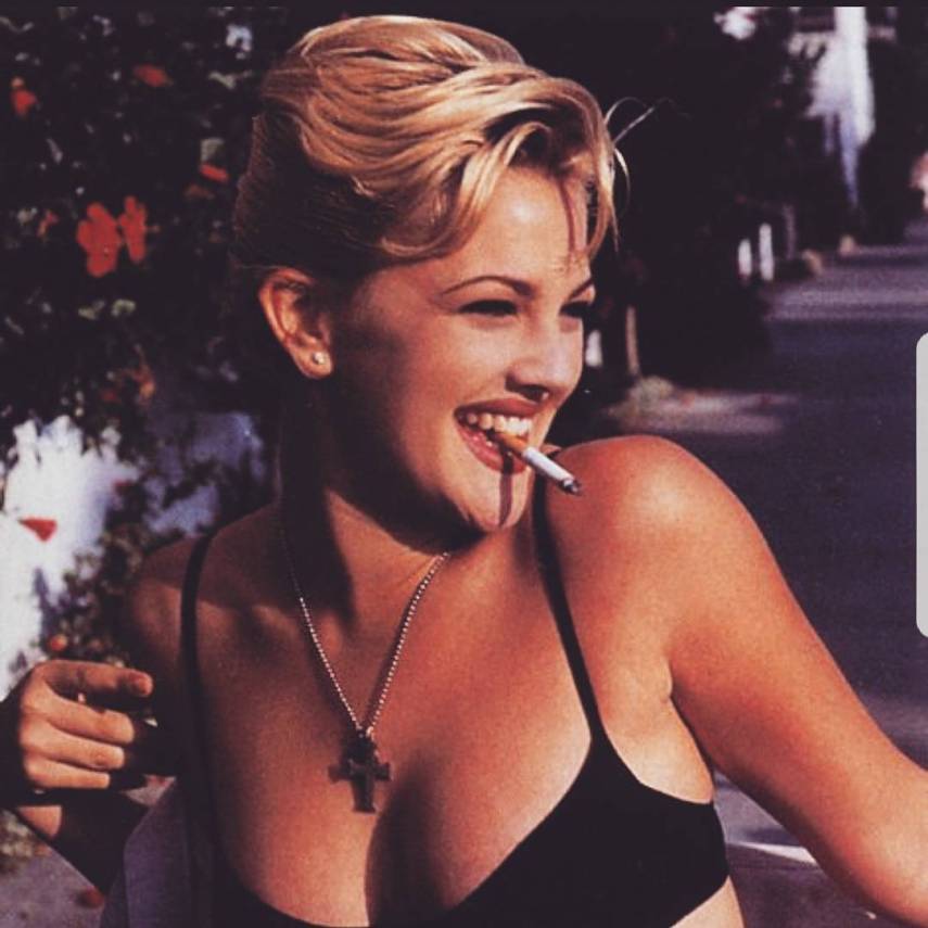 A atriz Drew Barrymore teve um prejuízo de mais de 700 mil dólares com um incêndio que atingiu sua casa. Ela e o então marido Tom Green foram acordados pelo cachorro, que salvou suas vidas.