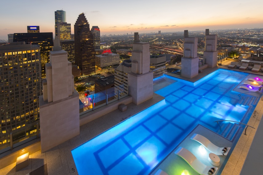 Piscina fica no 42º andar da Market Square Tower, no Texas