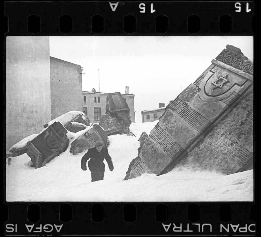 Fotógrafo e judeu, Henryk Ross enterrou suas fotos perto de sua casa em uma caixa, preservando provas dos crimes contra seu povo para as gerações futuras
