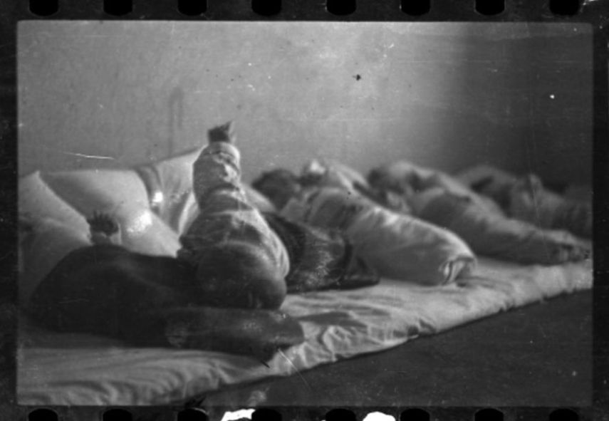 Fotógrafo e judeu, Henryk Ross enterrou suas fotos perto de sua casa em uma caixa, preservando provas dos crimes contra seu povo para as gerações futuras