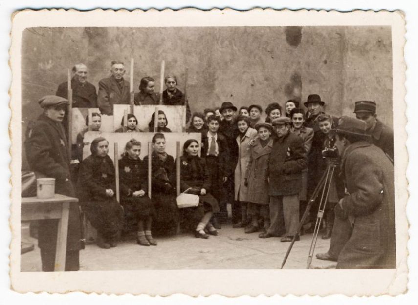 Fotógrafo e judeu, Henryk Ross enterrou suas fotos perto de sua casa em uma caixa, preservando provas dos crimes contra seu povo para as gerações futuras