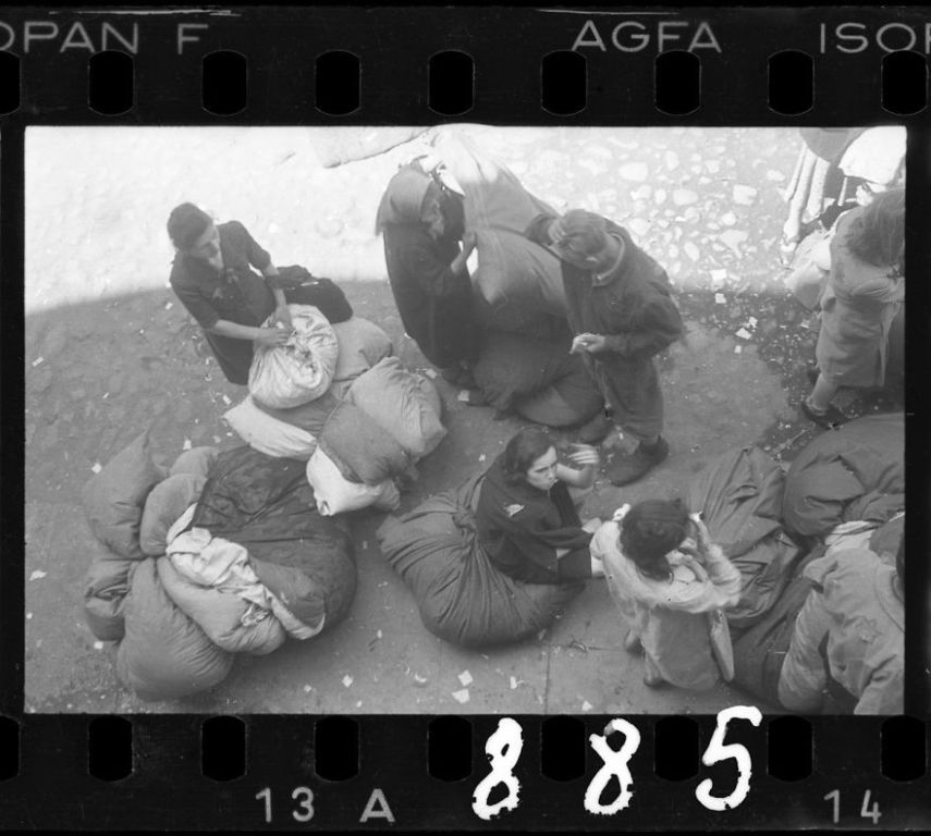 Fotógrafo e judeu, Henryk Ross enterrou suas fotos perto de sua casa em uma caixa, preservando provas dos crimes contra seu povo para as gerações futuras