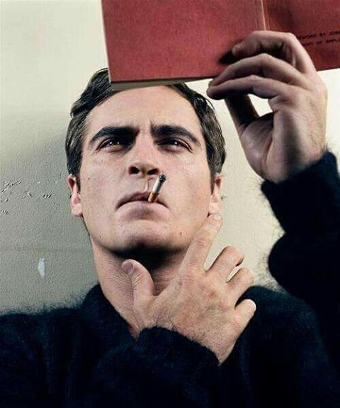 Joaquin Phoenix é outro sobrevivente. Em 2006, os freios do carro que o ator dirigia falharam e ele capotou na estrada contra outro veículo.