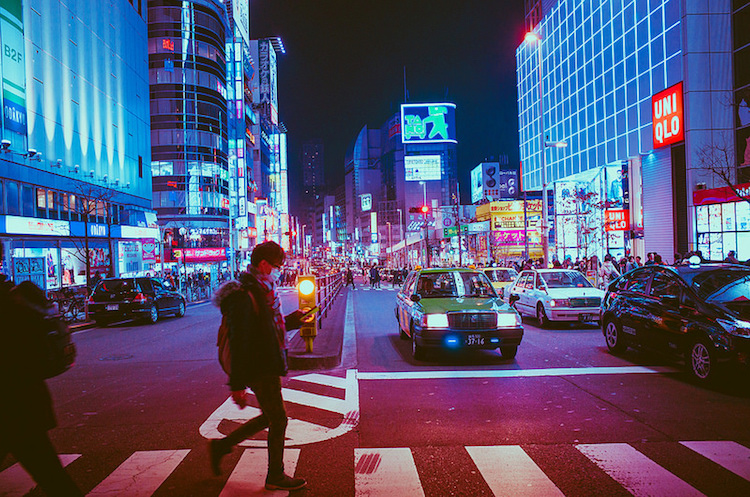 Fotógrafo captura imagens saturadas de luzes neon da noite de Tóquio