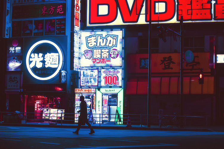 Fotógrafo captura imagens saturadas de luzes neon da noite de Tóquio