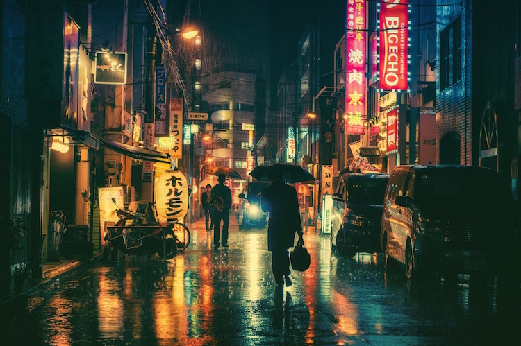 Fotógrafo captura imagens saturadas de luzes neon da noite de Tóquio