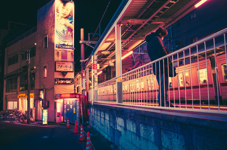 Fotógrafo captura imagens saturadas de luzes neon da noite de Tóquio