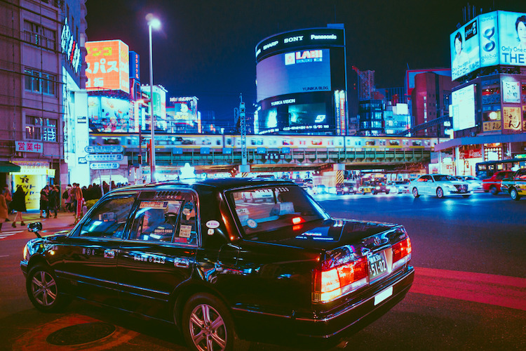 Fotógrafo captura imagens saturadas de luzes neon da noite de Tóquio