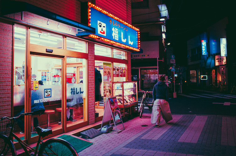 Fotógrafo captura imagens saturadas de luzes neon da noite de Tóquio